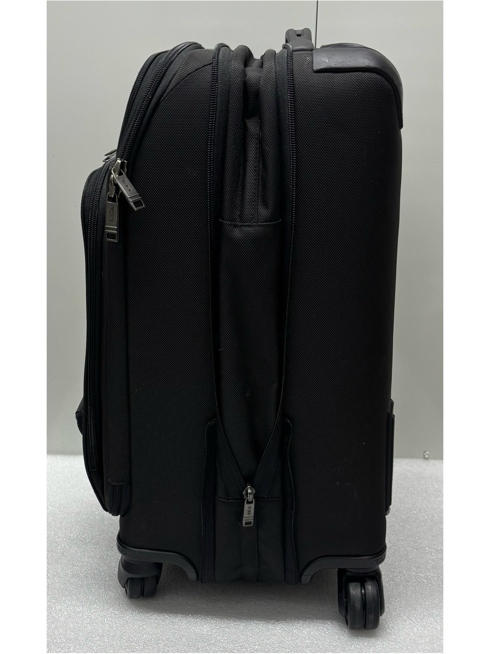 Tumi Merge 22-Inch International
Dual Access 4-Wheel Carry-On in Black - Picture 4 of 12